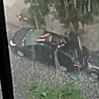 Hombre protege su coche del granizo