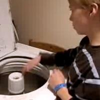 niño toca la bateria con una lavadora